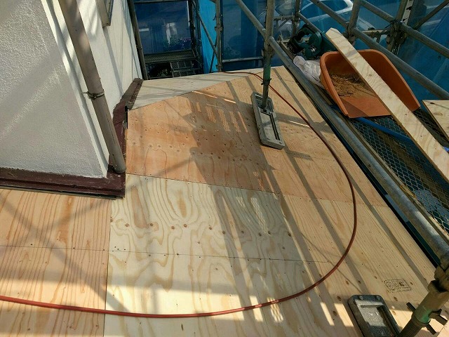 名古屋市名東区で土葺き瓦屋根からカラーベストへの葺き替え工事、新規屋根材を設置し工程終盤に進む様子を紹介！